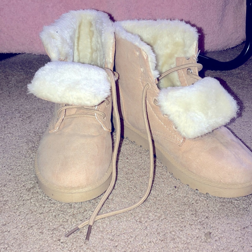 GREETINGS.Im selling a nice cozy warm barely warn still new pair of winter boots